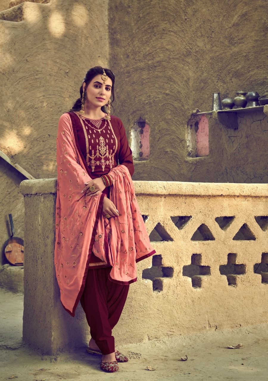 Chanderi threadwork kurta and dupatta set avaiable online at The Lotus  Collective on Instagram ht… | Photoshoot poses, Fashion photography poses,  Girl photo poses
